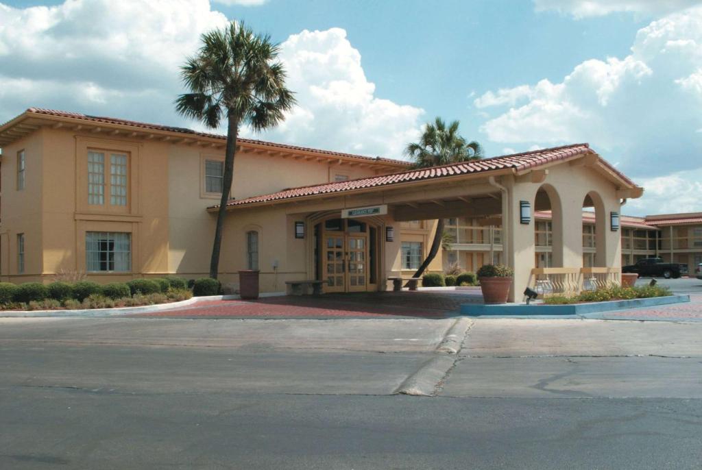 La Quinta Inn by Wyndham San Antonio South Park Main image 1